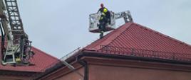 Strażak podczas ćwiczeń zabezpieczony na dachu