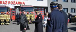 Na zdjęciu Śląski Komendant Wojewódzki Straży Pożarnej przekazuje Prezesowi OSP Gogołowa kluczyki do nowego samochodu pożarniczego