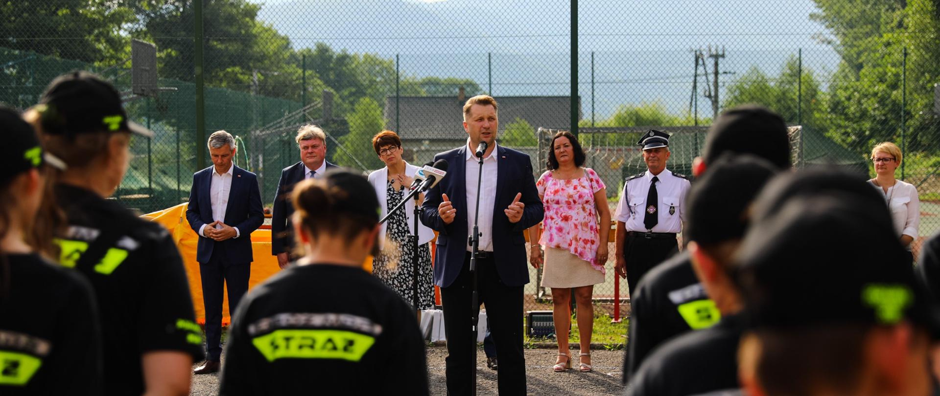 Spotkanie ministra Przemysława Czarnka z przedstawicielami Młodzieżowych Drużyn Pożarniczych na obozie w Porąbce