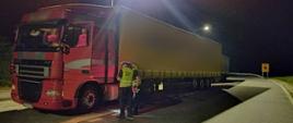 Funkcjonariusze Inspekcji Transportu Drogowego prowadzą nocne kontrole ciężarówek na lubuskim odcinku autostrady A2. 