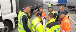 Uczestnicy wymiany wielostronnej służb kontrolnych sprawdzali wspólnie wydruki z tachografów ciężarówek zatrzymanych na drogach Rumunii.