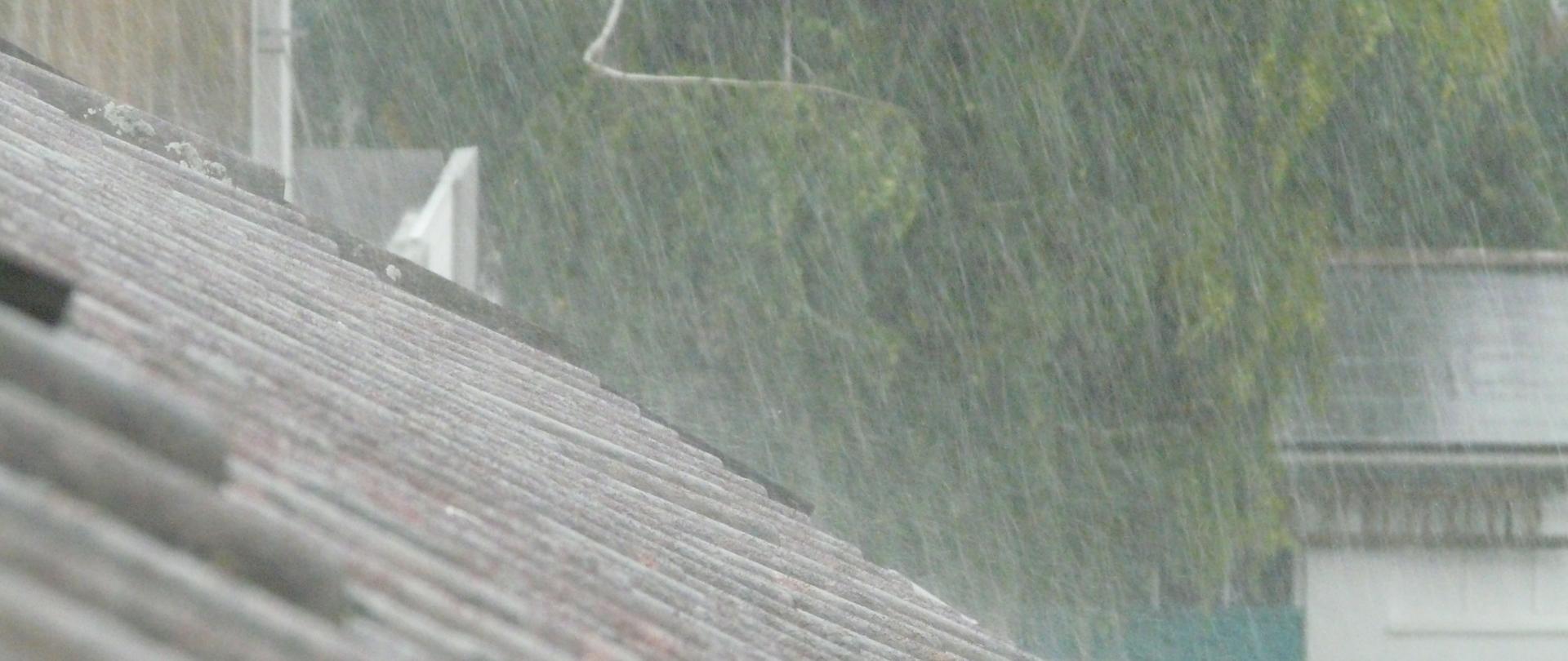 deszcz pada na dach domu.