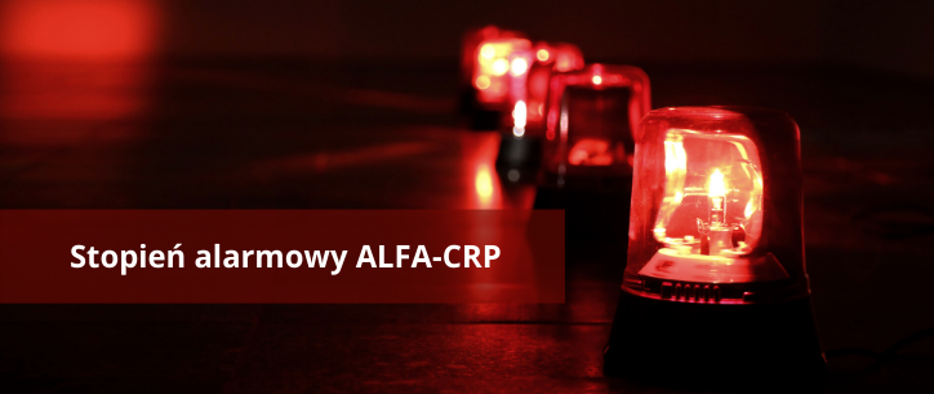 Grafika przedstawia zapalone syreny alarmowe po prawej stronie oraz napis "Stopień alarmowy ALFA-CRP" po lewej stronie.