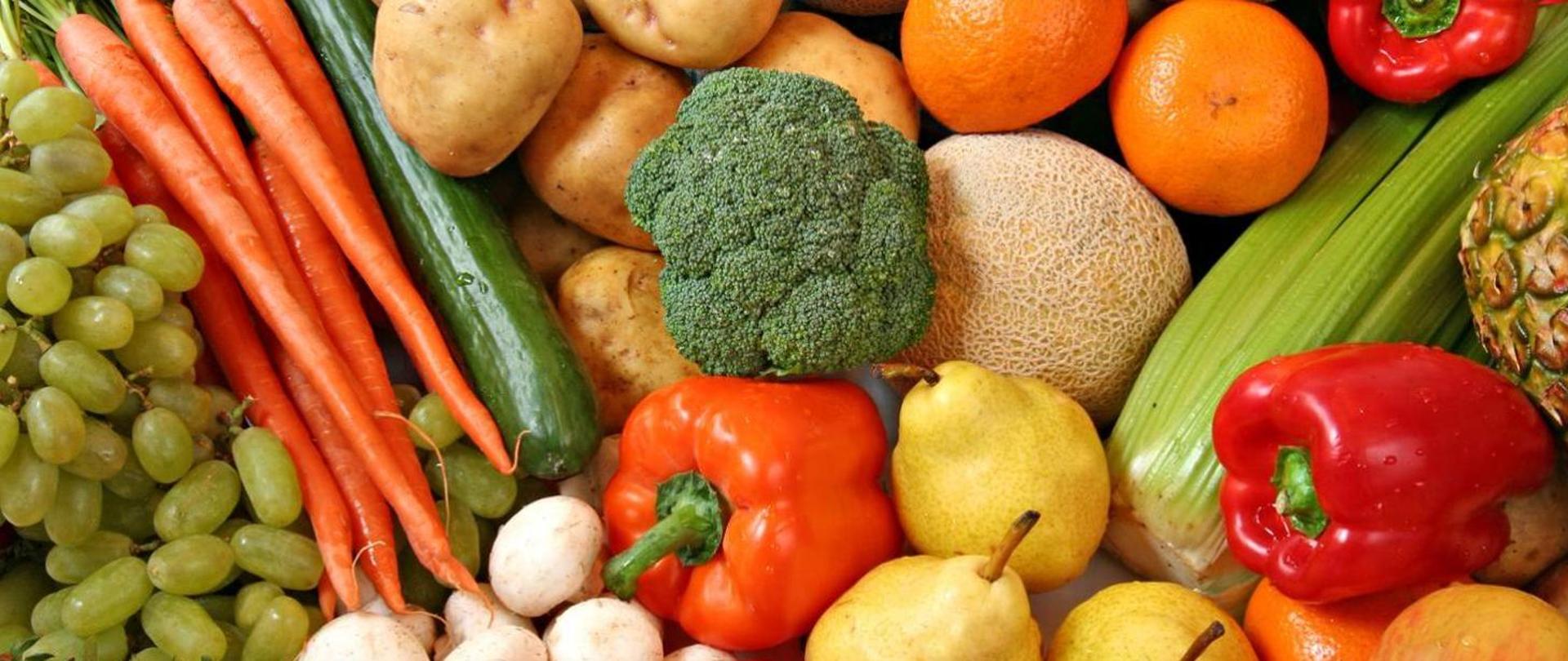 obraz przedstawia różnego rodzaju owoce i warzywa