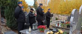 Pochód na cmentarz w Sejnach pracowników, emerytów KP PSP w Sejnach oraz druhów OSP w dniu Wszystkich Świętych