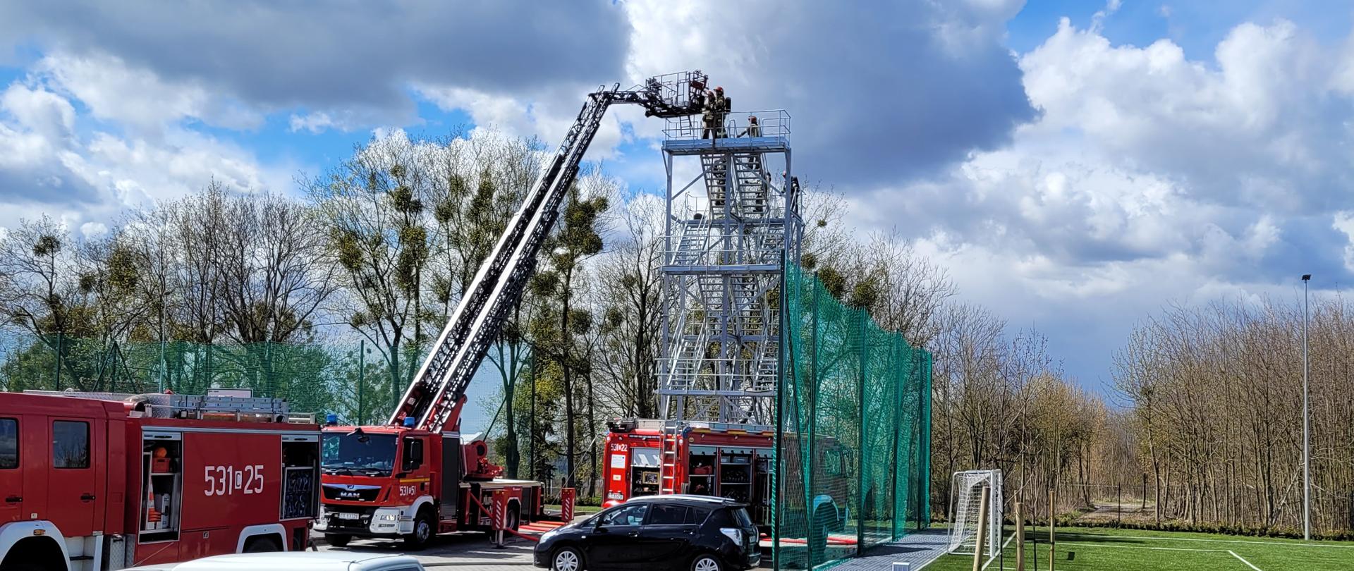 Na zdjęciu funkcjonariusze Komendy Powiatowej Państwowej Straży Pożarnej podczas ćwiczeń z pożarów wewnętrznych i ewakuacji osób z wykorzystaniem samochodu z drabiną mechaniczną SD30
