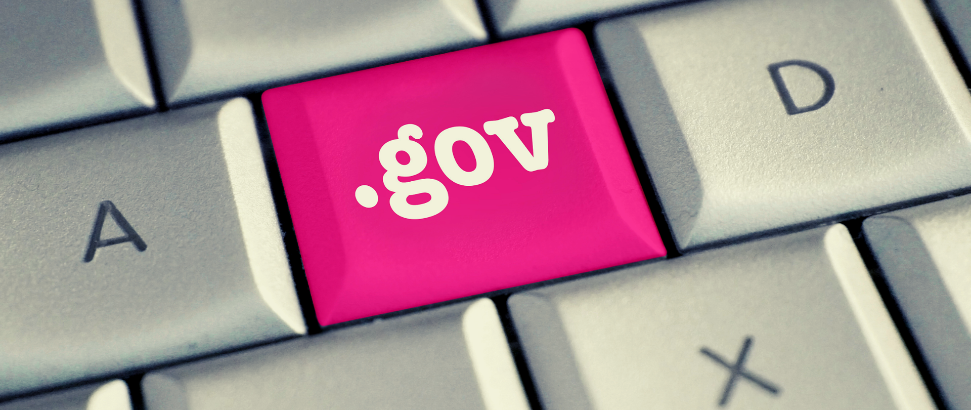 Biała klawiatura z różowym przyciskiem z napisem gov