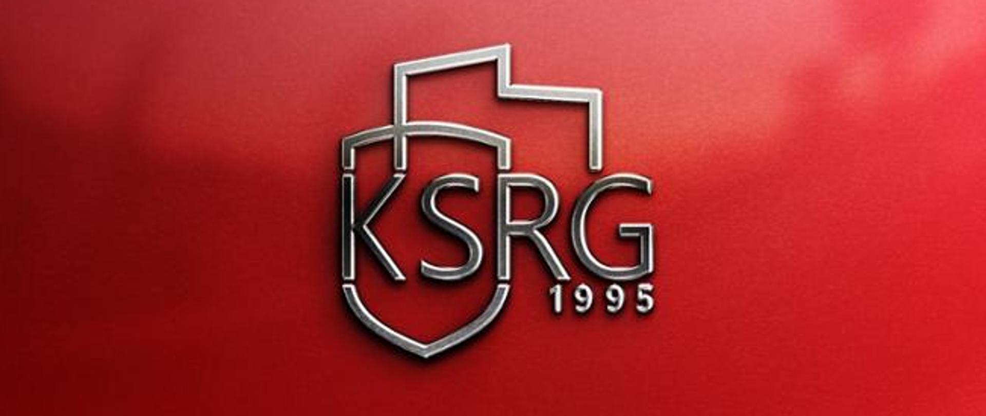 Logotyp KSRG na czerwonym tle