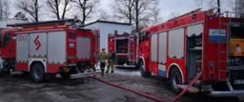 Pojazdy straży pożarnych przy obiekcie w którym doszło do pożaru