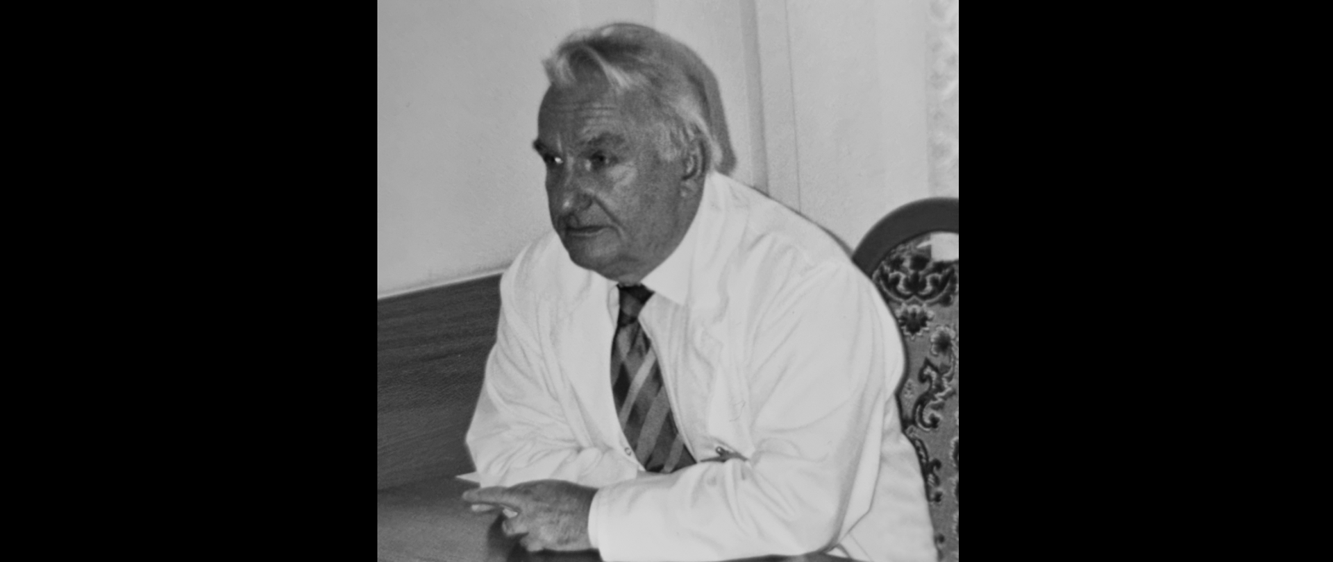 Pan Zbigniew Kutyba siedzący przy swoim biurku 