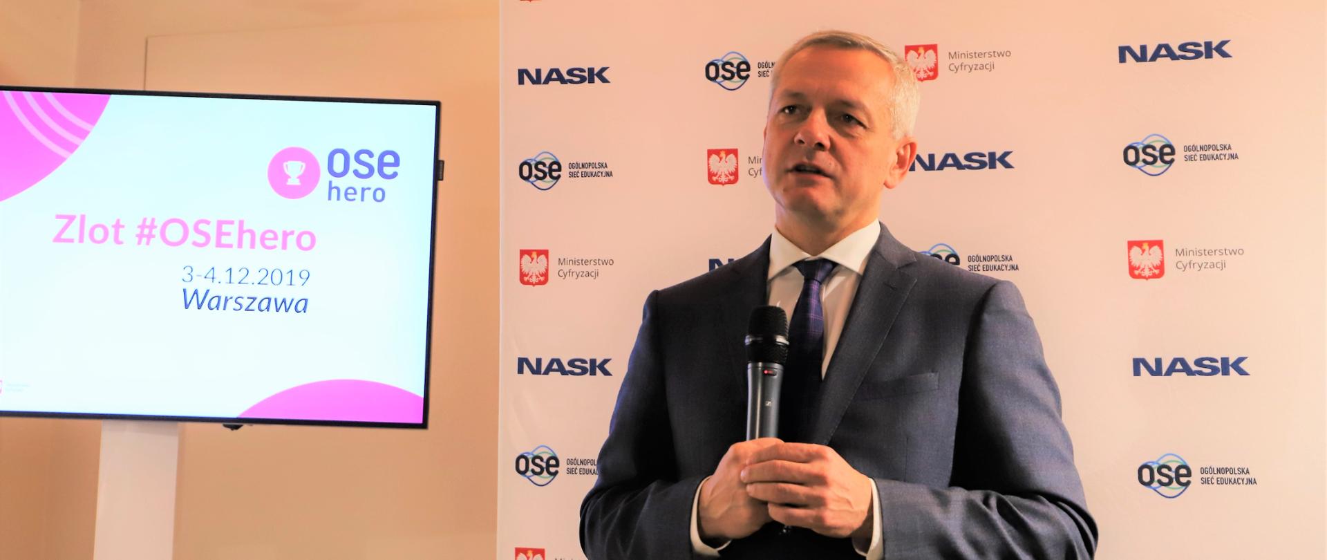 Minister cyfryzacji Marek Zagórski wypowiada się przez mikrofon.