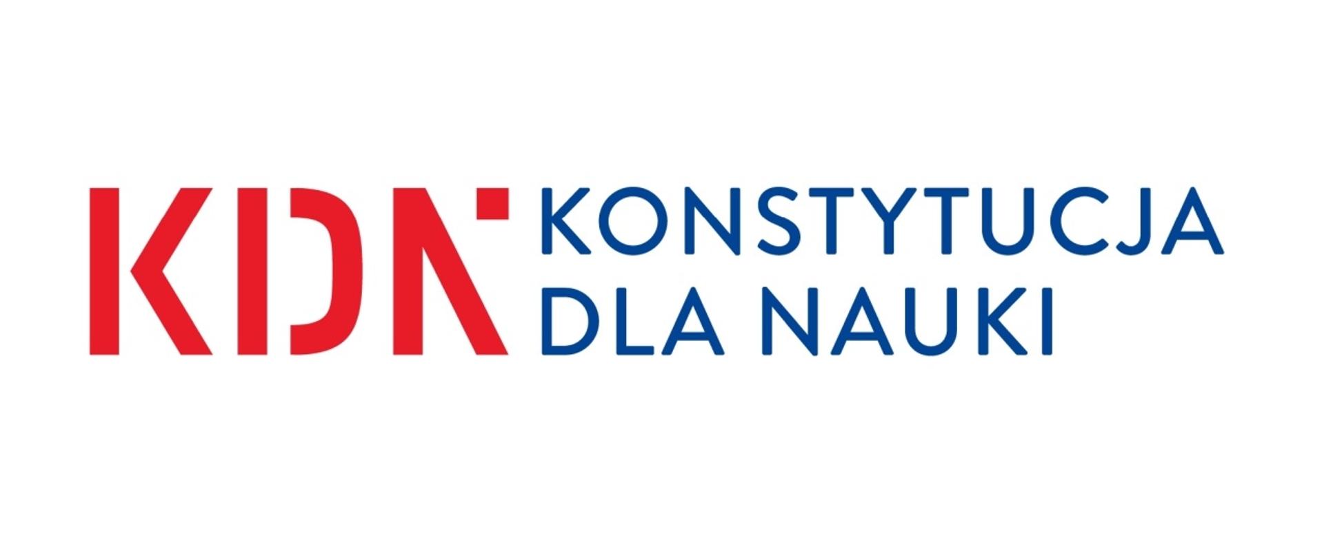 Logotyp KDN - czerwone litery na białym tle