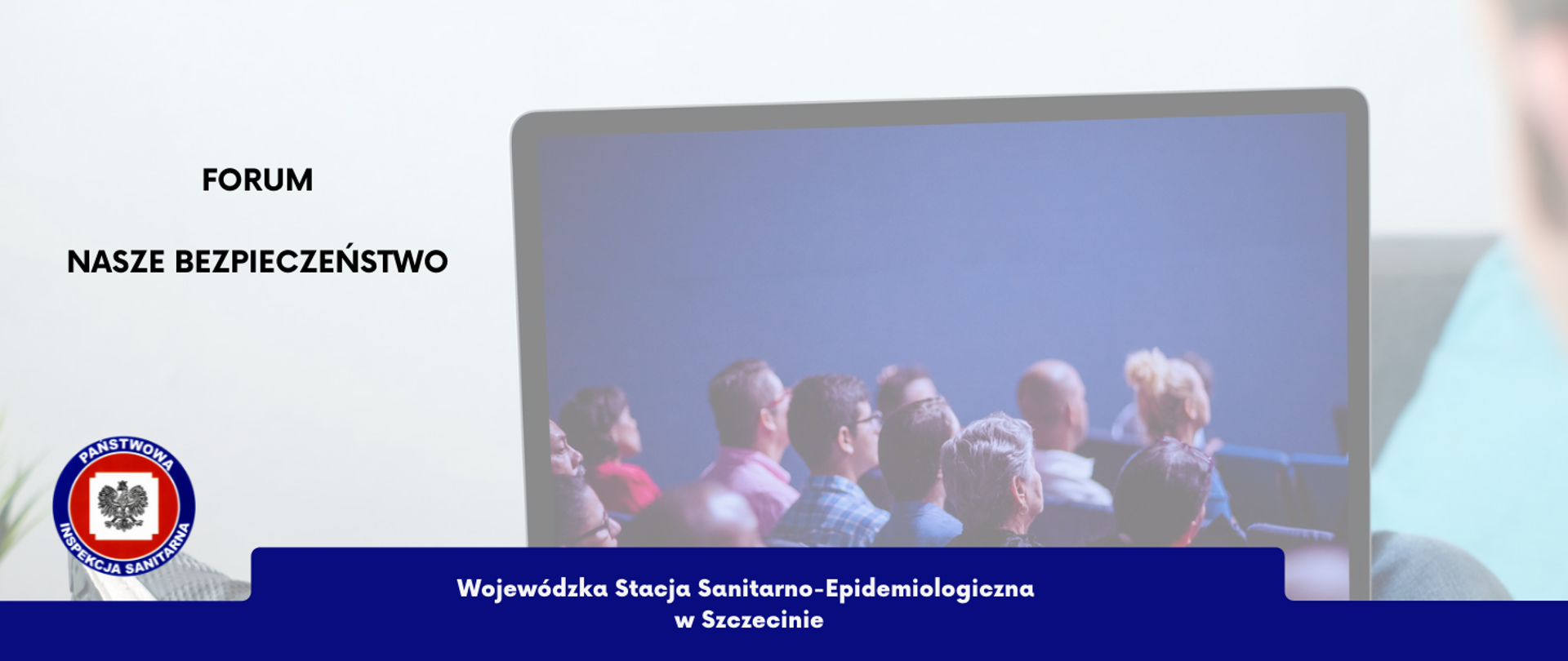 Zdjęcie przedstawia grupę osób słuchającą wykładu. Po lewej stronie zdjęcia znajduje się logo Państwowej Inspekcji Sanitarnej oraz napis "Forum Nasze Bezpieczeństwo". Na dole zdjęcia znajduje się napis Wojewódzka Stacja Sanitarno-Epidemiologiczna w Szczecinie.