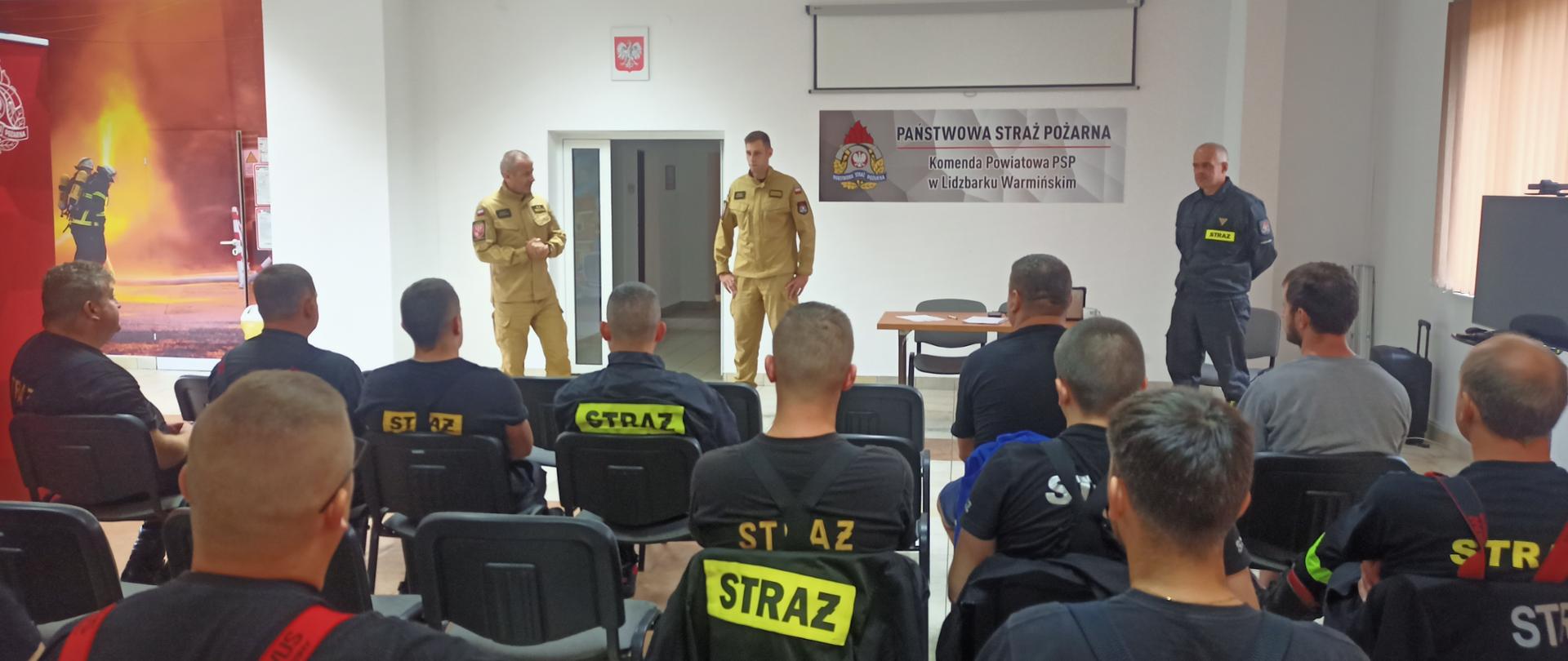 zdjęcie przedstawia Z--ce Komendanta Powiatowego PSP wraz z Przewodniczącym Komisji Egzaminacyjnej podczas odprawy z strażakami OSP przed egzaminem