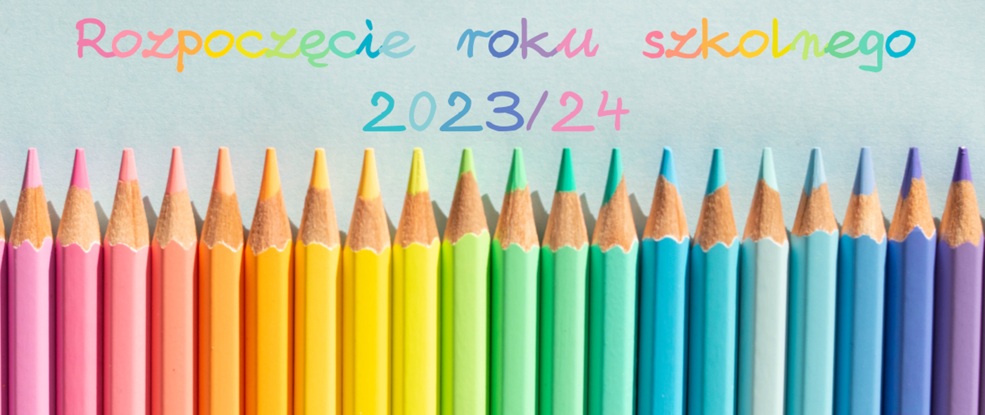 Na jasnym tle kolorowy napis Rozpoczęcie roku szkolnego 2023/2024 w dole zdjęcia ułożone kolorami kredki 