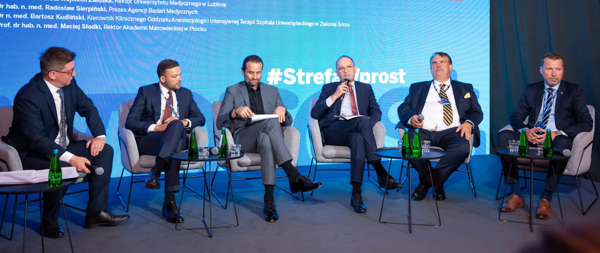 Zdjęcie z panelu dyskusyjnego z udziałem Radosława Brzóski, Szefa Gabinetu Politycznego Ministra Edukacji i Nauki na Forum Ekonomicznym w Karpaczu
