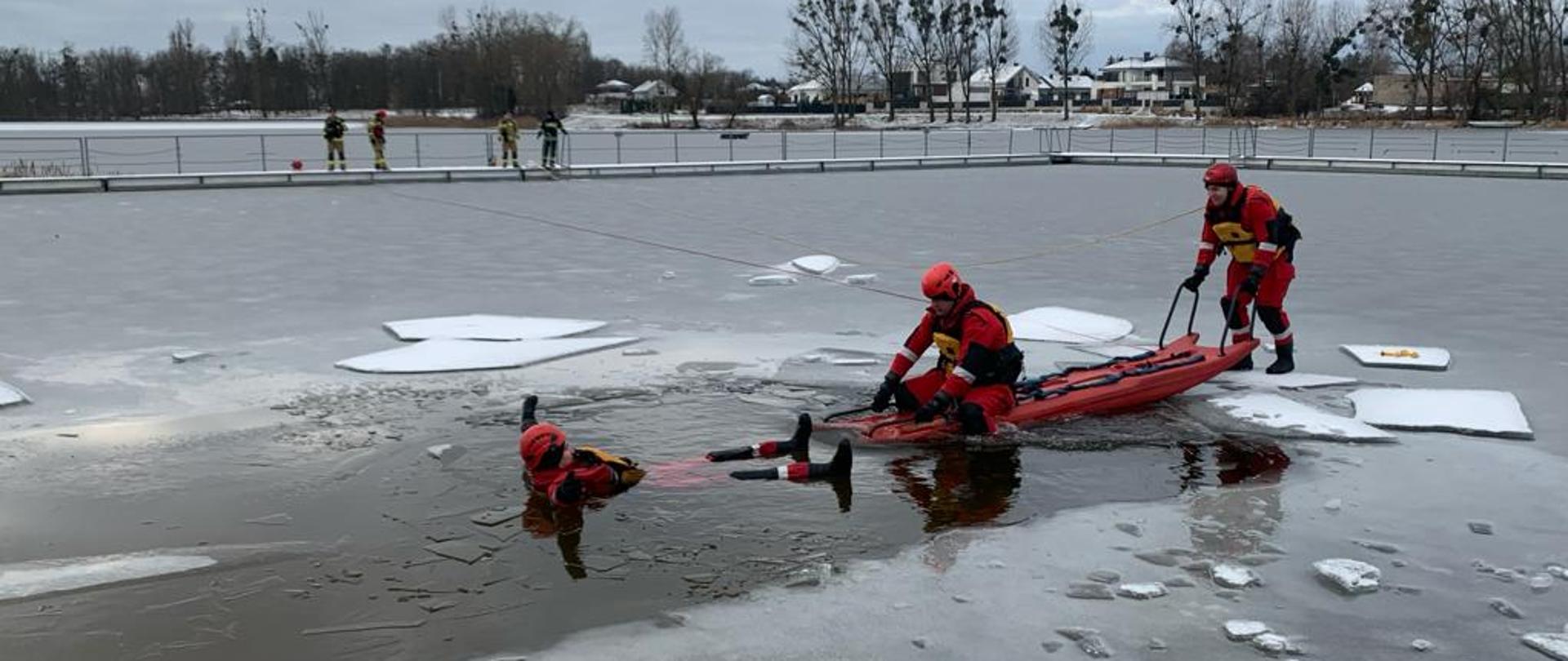 Strażacy ćwiczą ratownictwo lodowe na lodzie