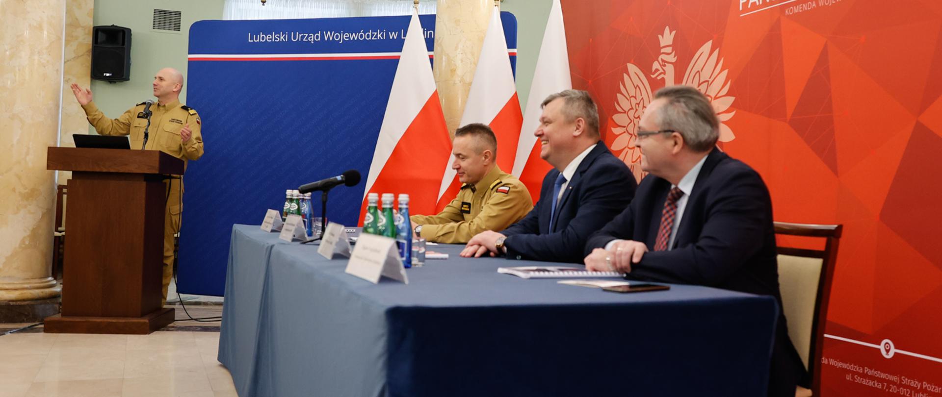 Komendant główny PSP wraz z lubelskim komendantem wojewódzkim PSP oraz przedstawicielem władz samorządowych podczas narady 