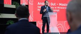 Wiceminister rozwoju i technologii Andrzej Gut-Mostowy przemawiający podczas otwarcia TOUR SALON w Poznaniu, wiceminister stoi za mównicą