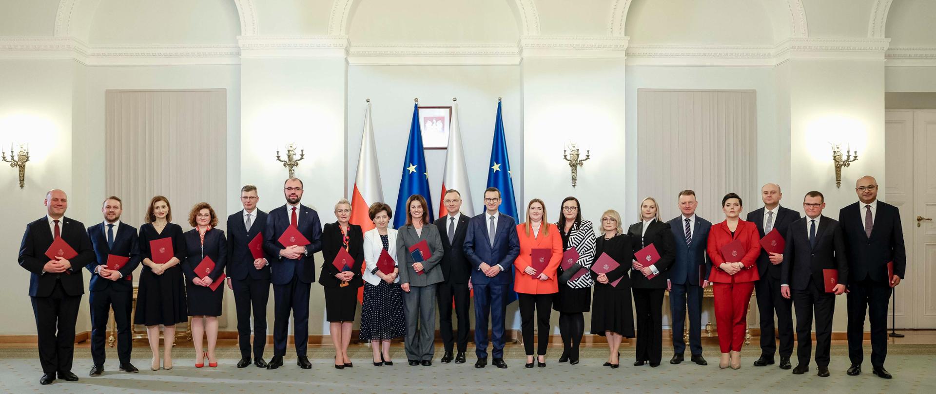 Premier Mateusz Morawiecki i ministrowie podczas zaprzysiężenia Rządu - 27 listopada 2023 r.