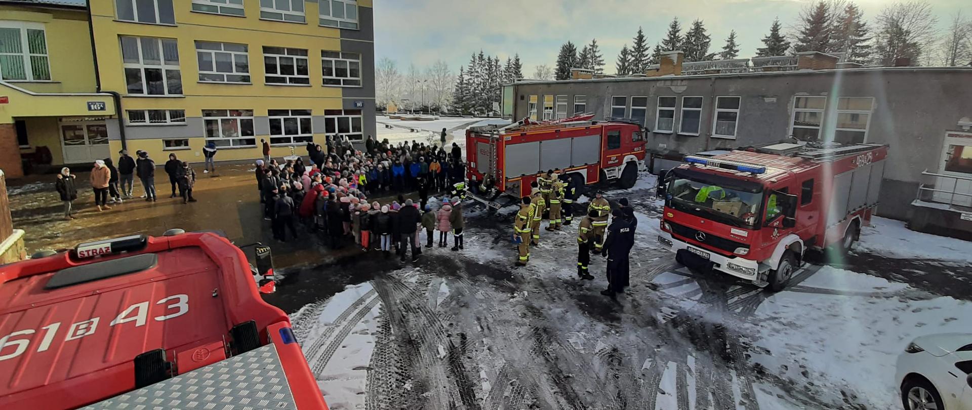 Strażacy z KP PSP Sejny oraz OSP Puńsk i OSP Smolany w ramach akcji "bezpieczne ferie" odwiedzili szkoły w pow. sejneńskim omawiając zagrożenia czyhające w okresie zimowym.