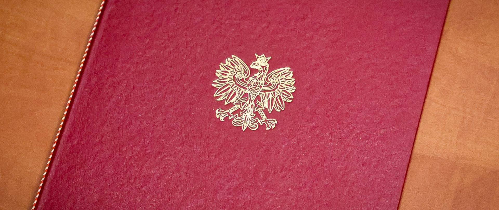 Teczka czerwona z logotypem Orła Białego