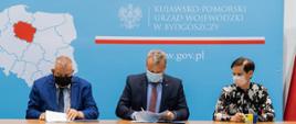 Wojewoda Mikołaj Bogdanowicz podpisuje z przedstawicielami samorządu umowę w ramach Funduszu Rozwoju Przewozów Autobusowych 
