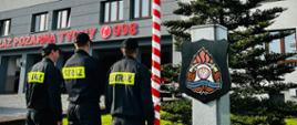 Uroczyste podniesienie flagi państwowej przez funkcjonariuszy państwowej straży pożarnej na maszt w Komendzie Miejskiej Państwowej Straży Pożarnej w Tychach