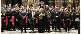 Kolorowe zdjęcie przedstawiające chórzystów w czarnych, galowych strojach, stojących na schodach przed ołtarzem w Bazylice Św. Antoniego oraz 5 dyrygentów i kompozytora Jacka Glenca (stojących przed chórem).