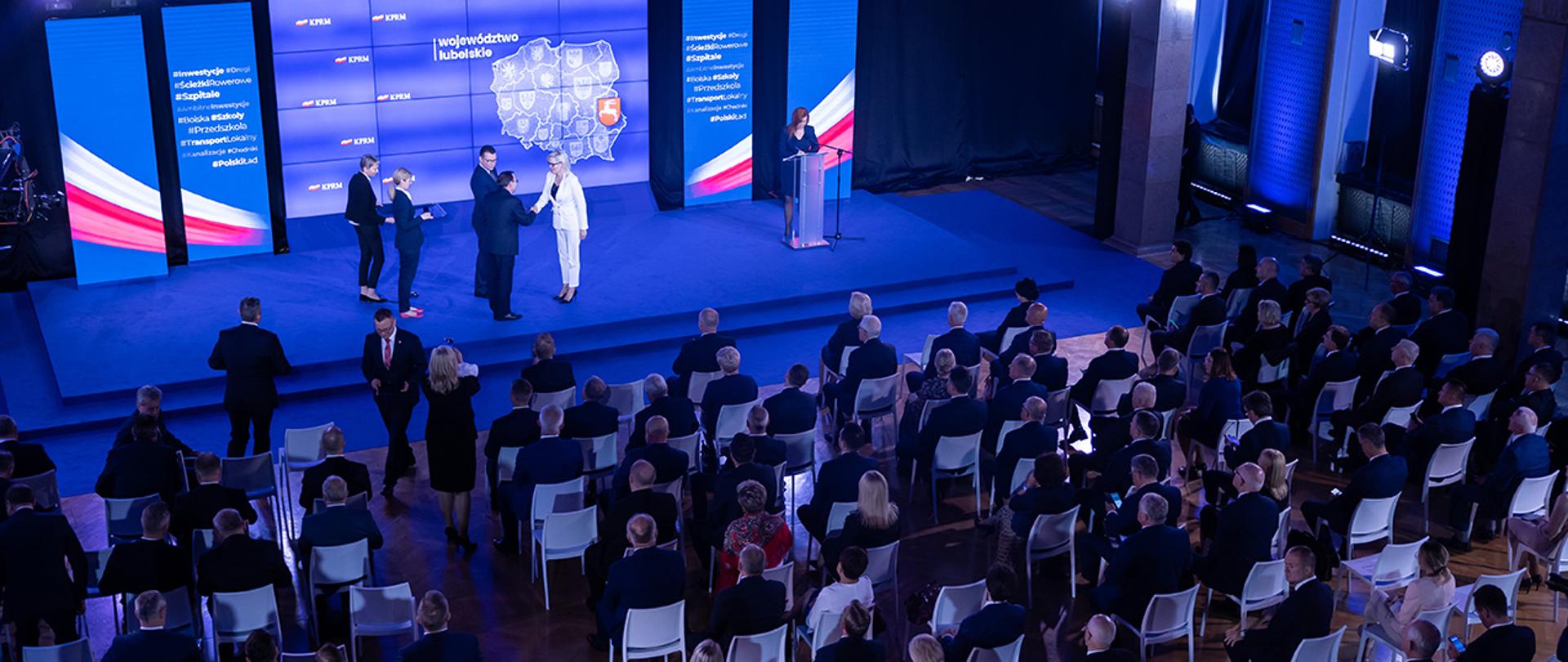 Na zdjęciu widać ministra Mariusza Kamińskiego składającego gratulacje jednej z odznaczonych osób.