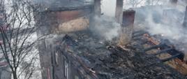 Budynek pustostanu widok z góry, widoczne spalone poszycie dachu i unoszący się dym
