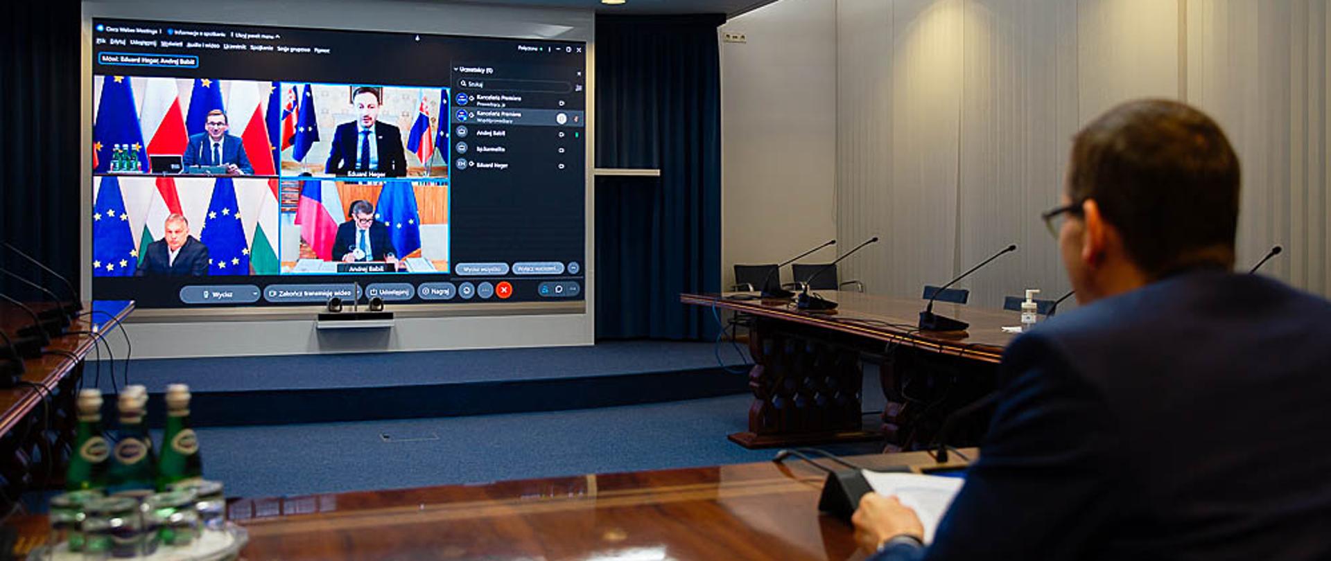 Premier Mateusz Morawiecki podczas wideokonferencji z premierami Grupy Wyszehradzkiej