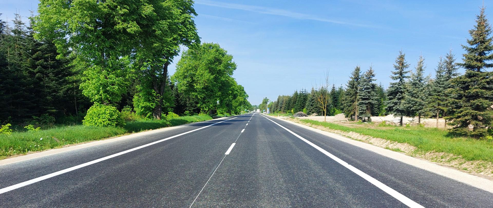 DK73 Szczeglin - Pacanów - droga asfaltowa jednojezdniowa z oznakowaniem poziomym. Białe linie krawędziowe ciągłe, w osi drogi przerywane. Przy drodze zielone drzewa 