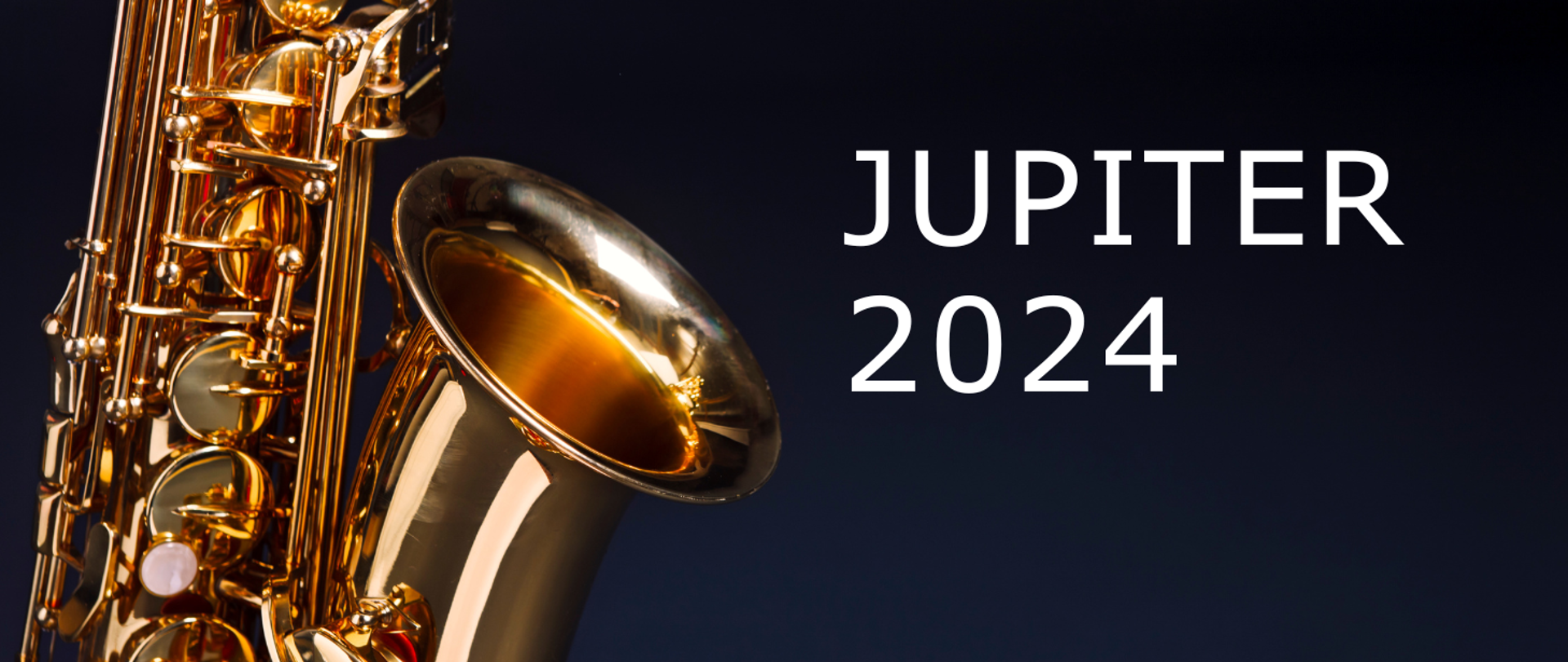 Na czarnym tle, z lewej strony część złotego saksofonu a obok z prawej strony biały napis: JUPITER 2024