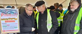 Spotkanie wicewojewody Andrzeja Maja z protestującymi rolnikami w Hrubieszowie