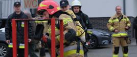 Na zdjęciu strażak podczas pokonywania przeszkody na torze