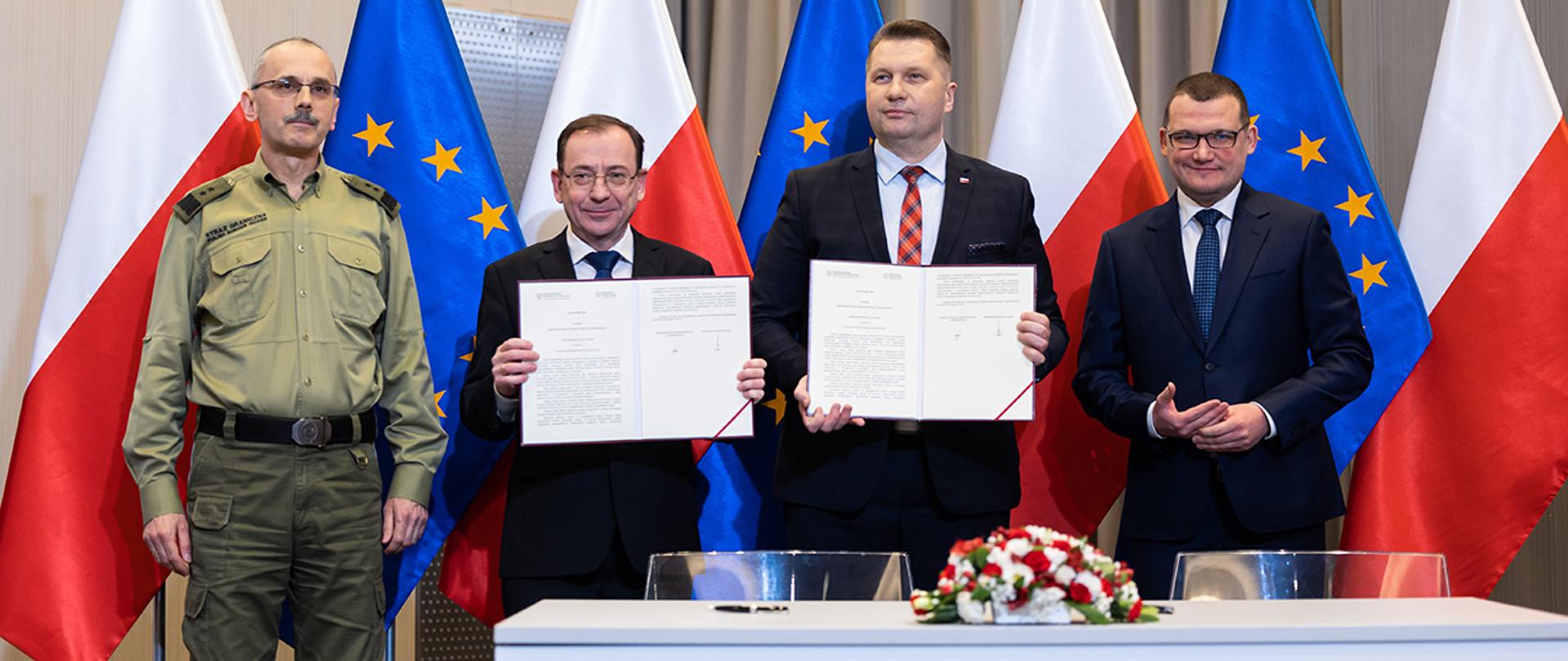 Na zdjęciu uczestnicy konferencji, minister Mariusz Kamiński i minister Przemysław Czarnek trzymają podpisany list intencyjny.