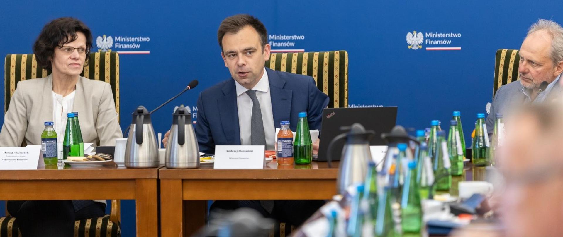minister finansów Andrzej Domański podczas spotkania z przedstawicielami organizacji samorządowych