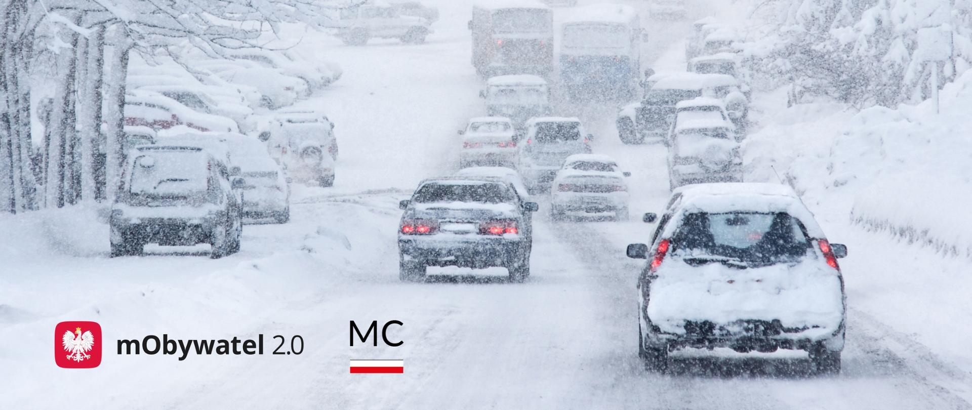 Na zdjęciu widzimy samochody poruszające się po zaśnieżonej drodze. 