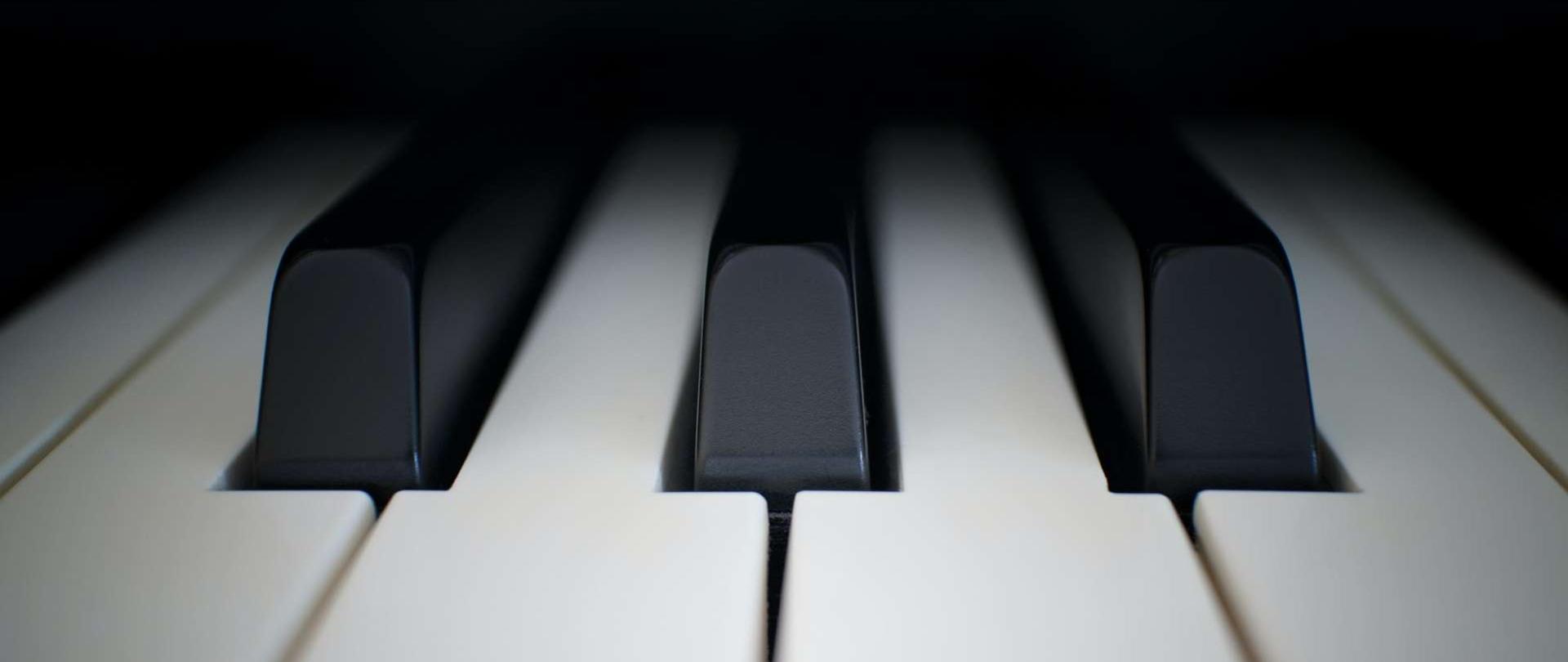 zdjęcie przedstawiające kilka białych i czarnych klawiszy klawiatury fortepianowej
