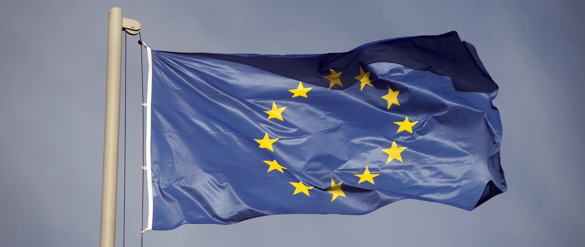 Powiewająca flaga Unii Europejskiej.