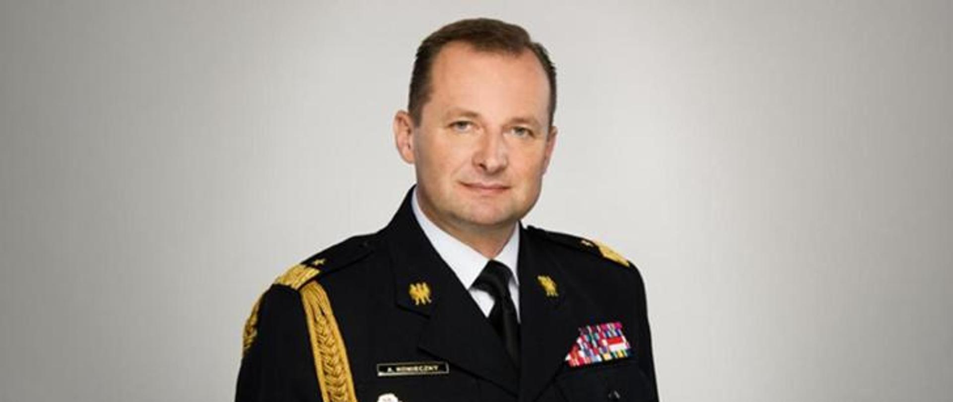 Zdjęcie portretowe Zastępcy Komendanta Głównego nadbryg. Adama Koniecznego w mundurze wyjściowym.