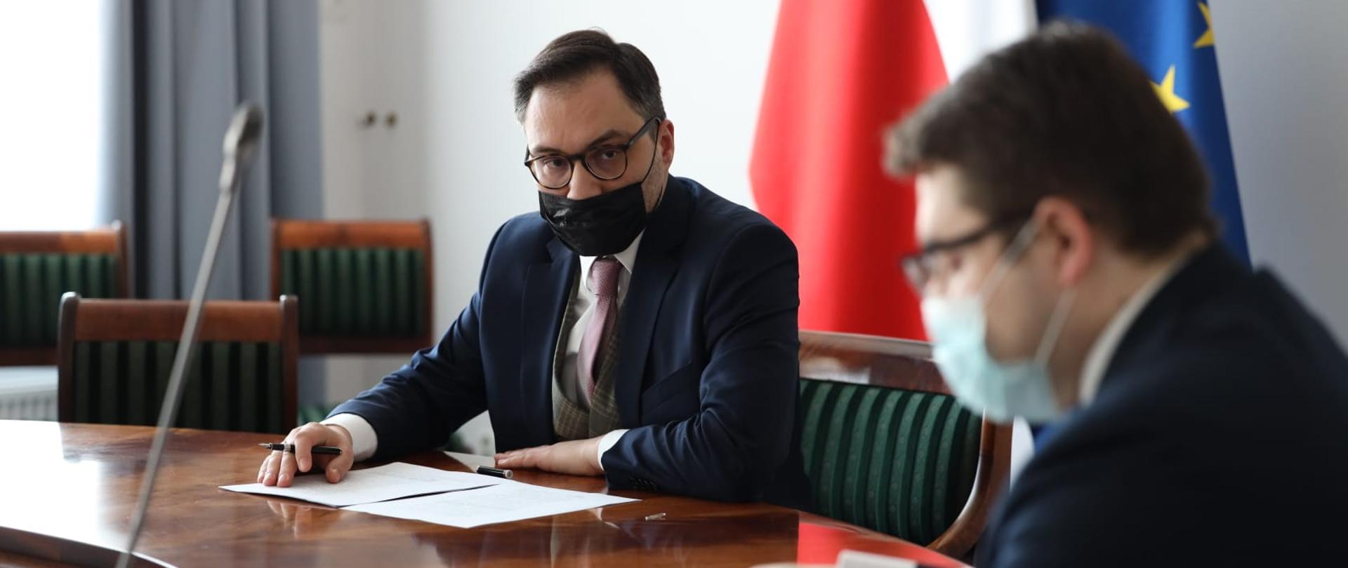 Minister Michał Wiśniewski MRiT przekazało nieruchomości na rzecz Garnizonowej Przychodni Lekarskiej w Modlinie, podpisuje dokument 
