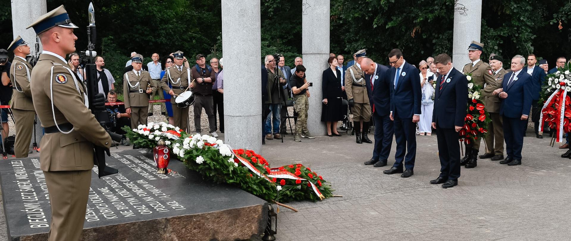 Premier Mateusz Morawiecki oraz delegacja składają wieniec podczas uroczystości przed pomnikiem Ofiar Ludobójstwa dokonanego przez nacjonalistów ukraińskich na obywatelach II Rzeczypospolitej Polskiej na terenie województw południowo-wschodnich w latach 1942-1947.
