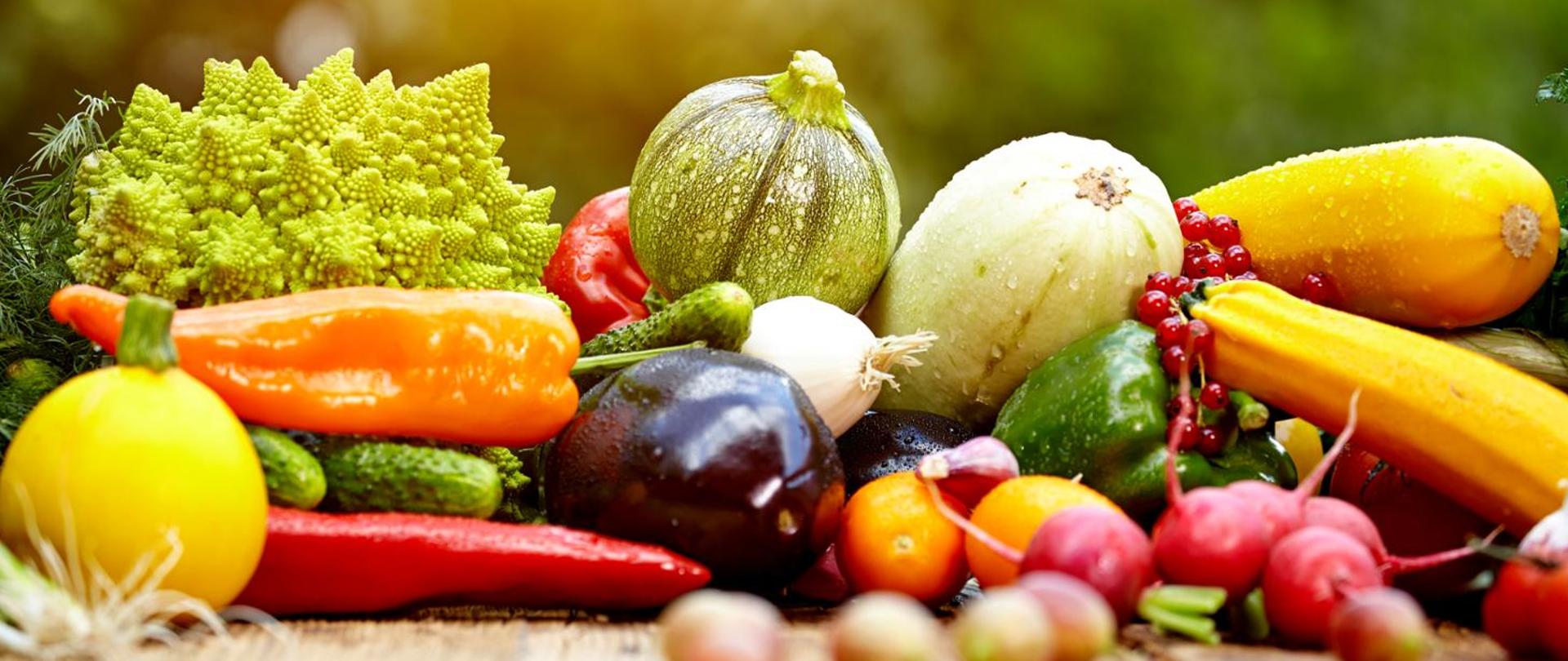 Obraz przedstawia różne warzywa i owoce