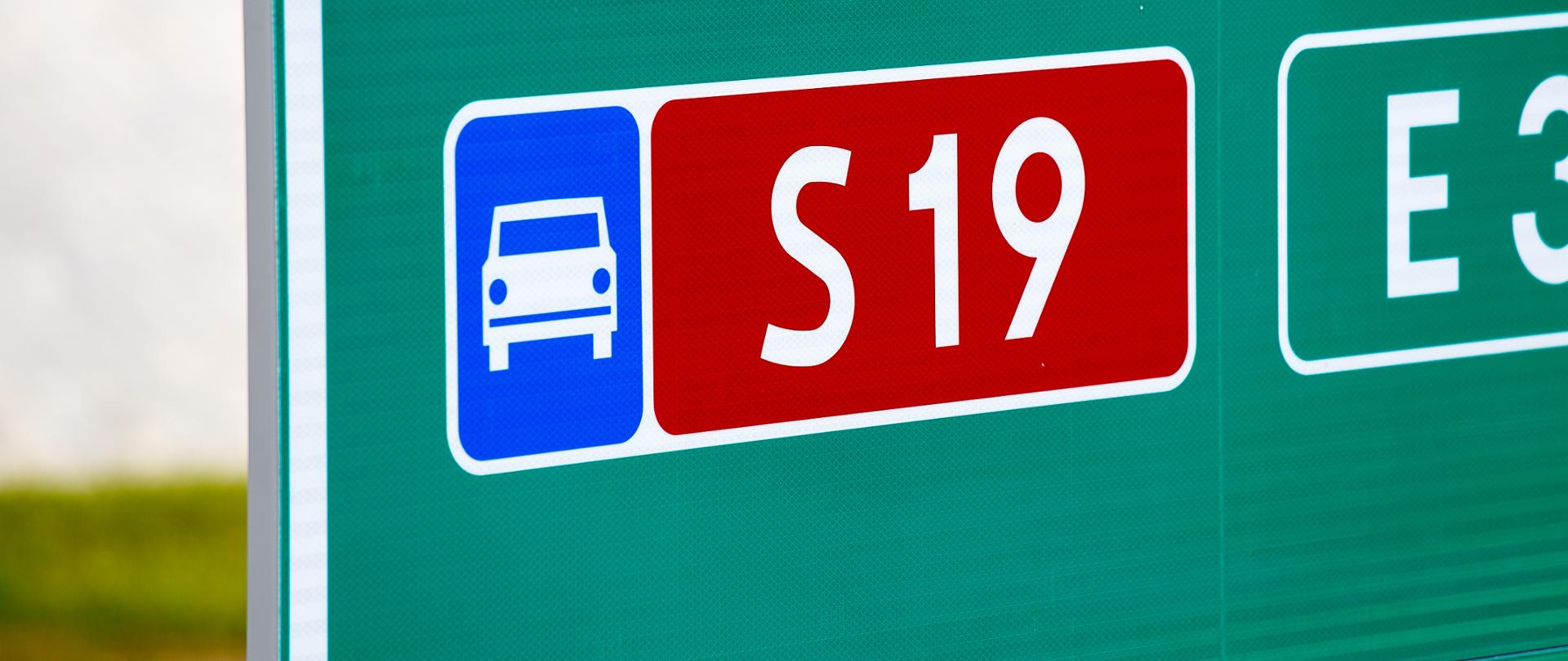 Na zdjęciu fragment tablicy z oznakowaniem drogi ekspresowej S19