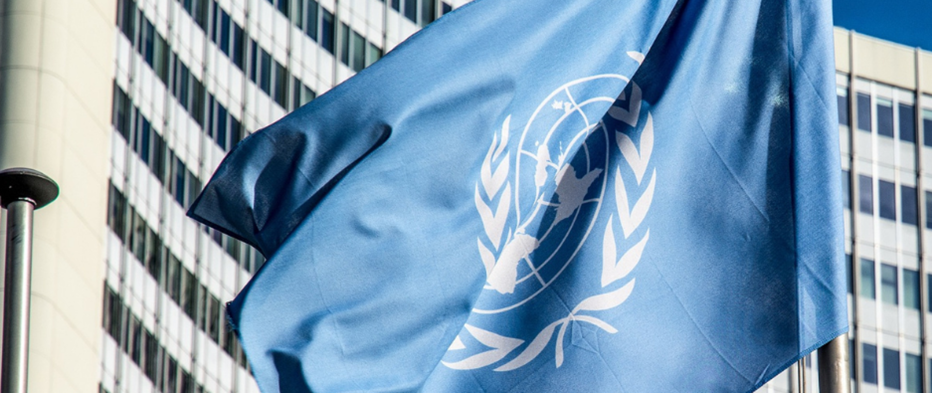 Powiewająca flaga Organizacji Narodów Zjednoczonych