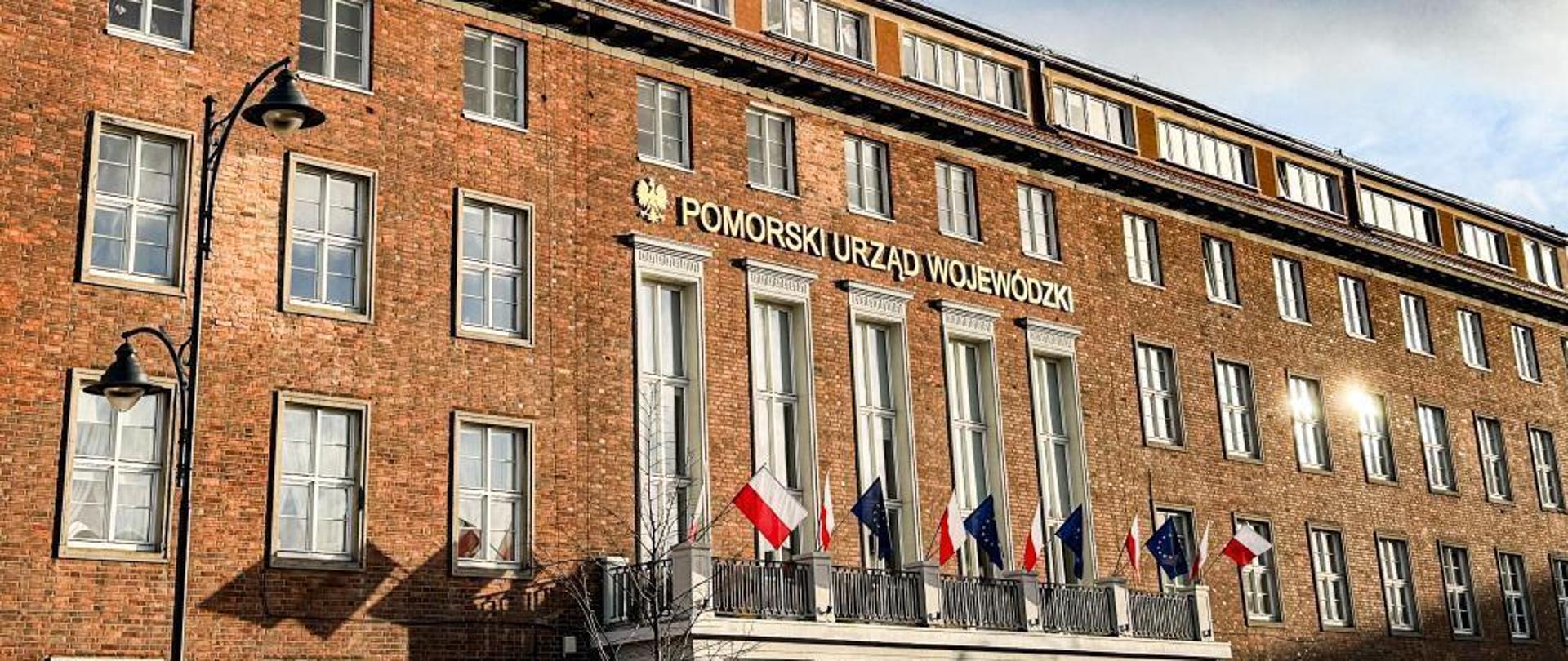 budynek urzędu wojewódzkiego a na nim flagi polskie i unijne