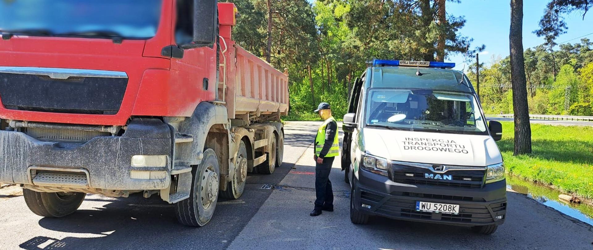 Wywrotka z piachem zatrzymana do kontroli przez inspektorów z Wojewódzkiego Inspektoratu Transportu Drogowego w Radomiu
