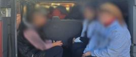 W momencie zatrzymania busa do kontroli drogowej trzy kobiety siedziały w przestrzeni przeznaczonej do przewozu bagażów.